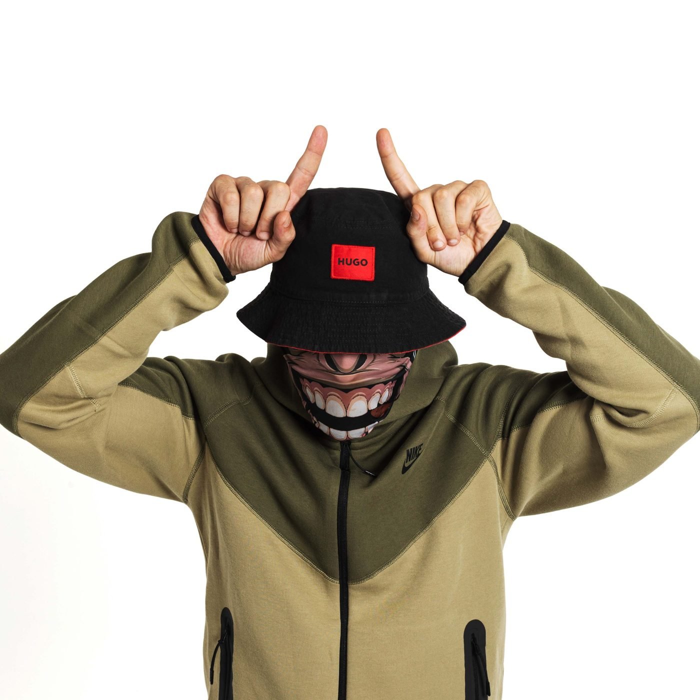 Ο ARAB με τη μάσκα του και bucket hat